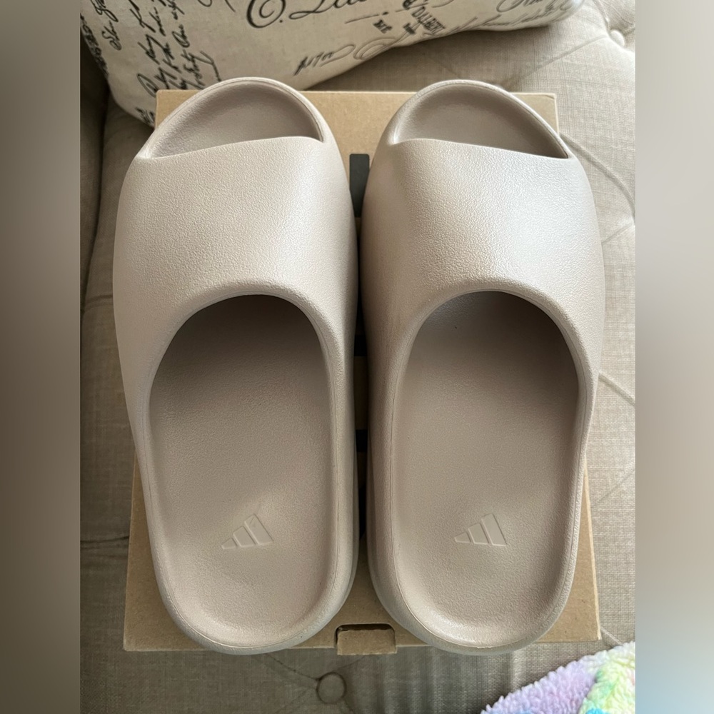 LIKE NEW - YEEZY SLIDES - COLOR “PURE” - SIZE 8 - PRICE FIRM
